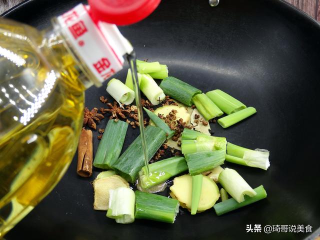 拌芹菜|怎么拌芹菜胡萝卜花生米？火候是关键、要讲究下料顺序，才鲜香脆