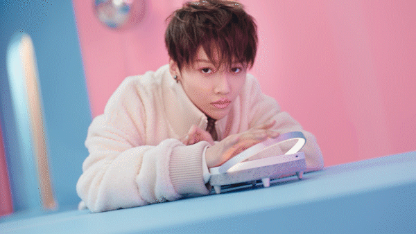 THE9刘雨昕教你玩转台灯，能无线充电还当音箱的智能感应台灯