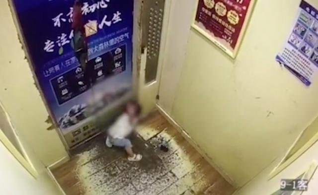 环球网|两岁女童被吊电梯门！家长别再犯这个错