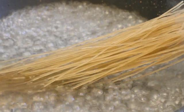 一个萝卜，两个鸡蛋，这样做超好吃，皮薄大馅，香酥多汁比包子香