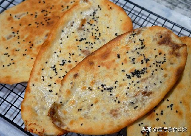 用手抓饼分享一款早餐锅盔，酥脆咸香，简单营养，吃一次念念不忘