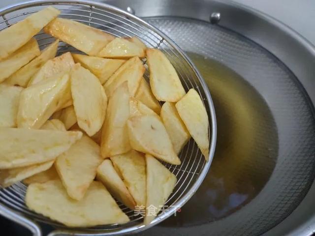 家常版地三鲜教程来了！茄子软糯，土豆粉面，蒜香浓郁超下饭