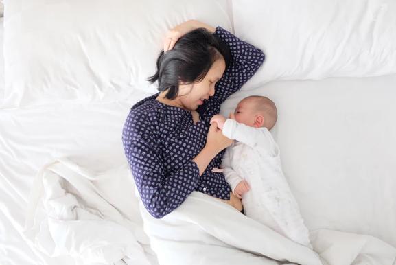 「你的育儿经」新生儿“举手”睡姿要纠正吗?投降式睡姿学问大,新手家长要知道