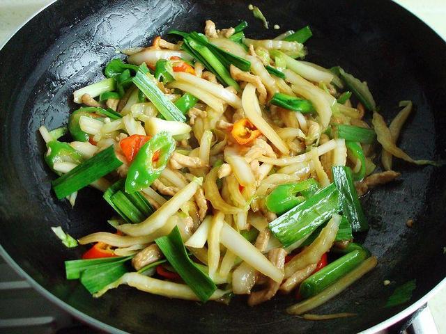 教你营养好吃的蒜苗烩白菜，简单家常又下饭，天冷吃这道菜正好