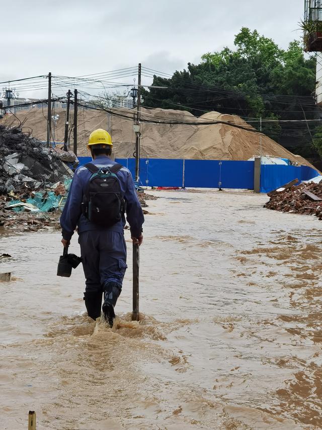 广州日报广州供电局3000名抢修人员连夜鏖战暴雨
