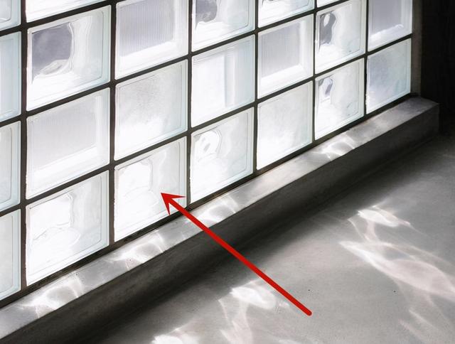 封阳台家里白天都得开灯，选玻璃砖重新封阳台，光线变全小区最好