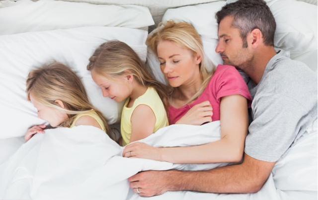 【超级宝妈】孩子有这3个表现，代表该与父母“分房”睡了，太早太晚都不好