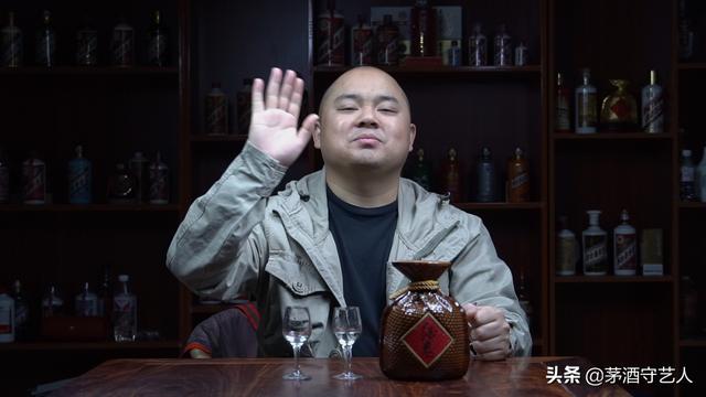 茅酒守艺人品酒：酒鬼酒紫坛二十年