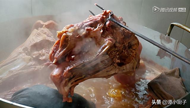 山东这家早餐店火了，猪头肉卷煎饼，30元1斤，网友：太便宜了