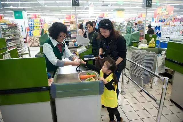 『超级宝妈』买“一颗”车厘子被售货员嘲讽买不起？妈妈的这种做法，太解气