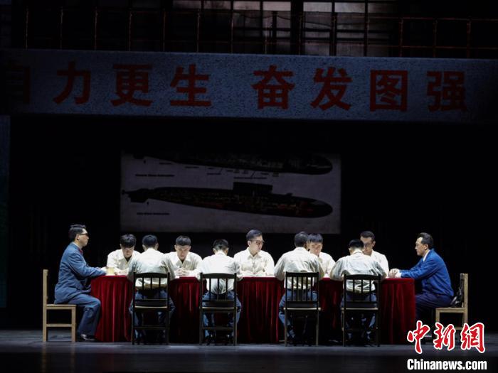 中国新闻网客户端|话剧《深海》广东首演 演绎“中国核潜艇之父”黄旭华故事