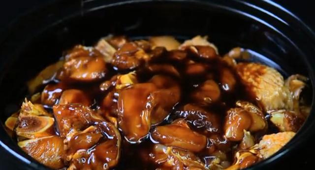 葱油焖鸡懒人做法：不放一滴水，出锅嫩滑爽口，葱香味十足