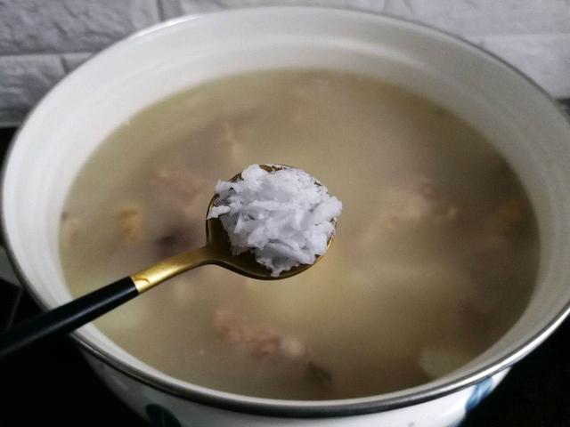 天气寒冷，给家人做一锅兔肉锅，味道超好，营养丰富