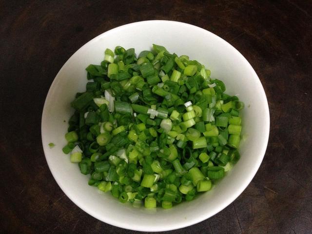 懒人版葱花饼做法，饺子皮就能轻松搞定，酥脆松软，比买的好吃