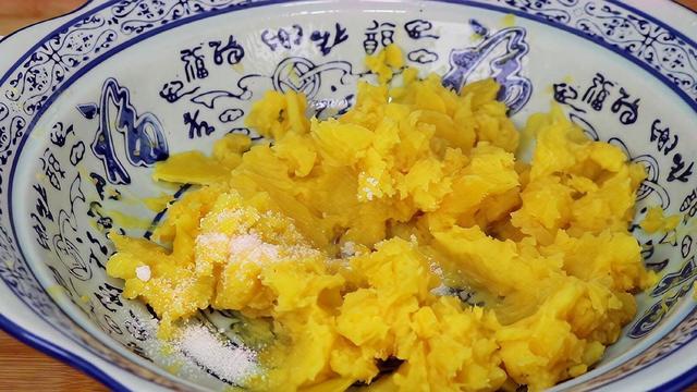 红薯最近火了，教你创意吃法，不烤不烙，用筷子一卷，太香了