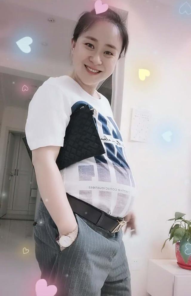 「超级宝妈」“最豪气孕妈”试穿老公衣服，瞬间变“土豪”，网友：大哥的女人