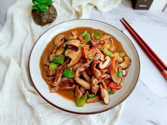 简单的家常菜，香菇炒肉丝，鲜香爽滑又下饭，回家10分钟就吃饭