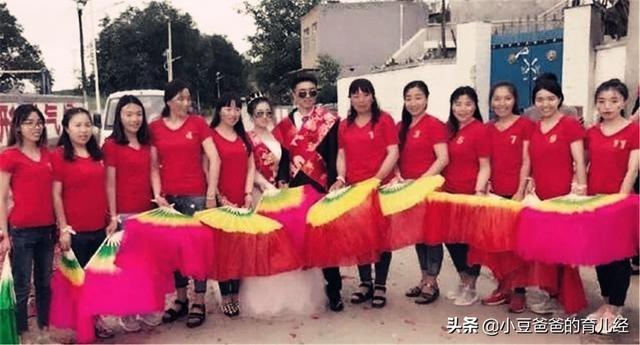 夫妻俩连生11女后终“得子”，儿子结婚，却让姐姐们出资32万