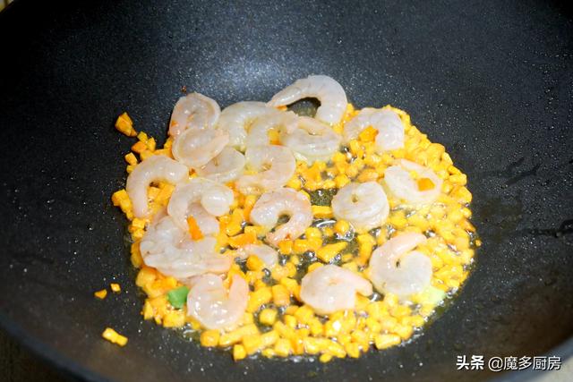 自己做的菠萝饭好吃又实惠，果香浓郁口感丰富，每一口都是享受