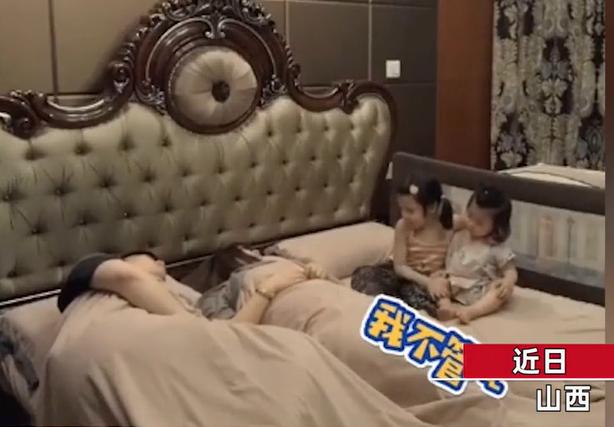 你的育儿经■两萌娃半夜被爸爸鼾声惊醒，和妈妈一起静坐看“表演”：我太难了
