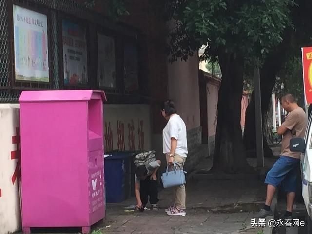 『超级宝妈』垃圾桶旁教育孩子？永春这对“硬核父母”的样子真美