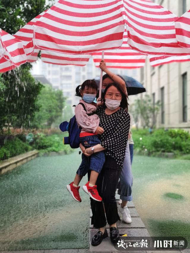 「你的育儿经」暴雨天，宁波一幼儿园这组“伞照”刷屏，很多人看完默默感动