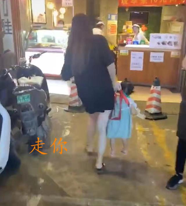 超级宝妈@为啥宝宝宁愿让小姨“欺负”，也愿意让她带呢？孩子想要啥你要懂