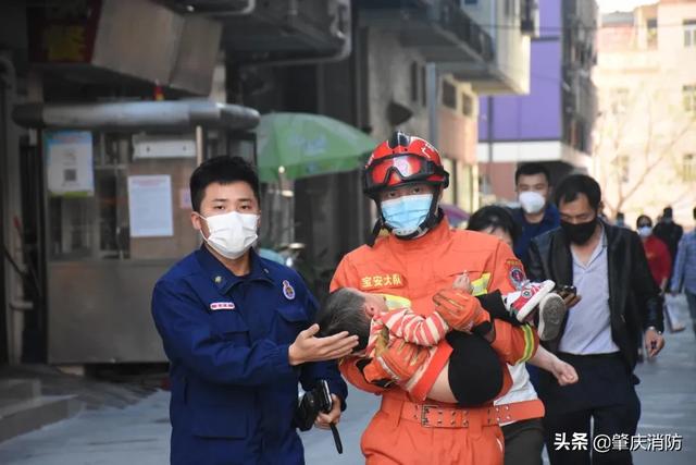 你的育儿经@太心疼了！女童被卡痛哭连连......小手紧紧抓住消防蜀黍的衣服