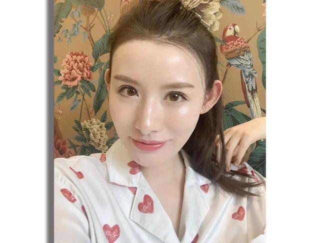 #你的育儿经#生娃之后肌肤松弛显老？看了她们之后觉得并没有啊