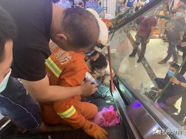 [大洋网]揪心！自动扶梯上千万不要做这事！1岁女婴右手被卷进扶梯