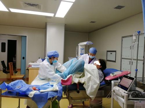【超级宝妈】为什么好多宝宝都是半夜生?白天生和晚上生有啥差别?真不是迷信