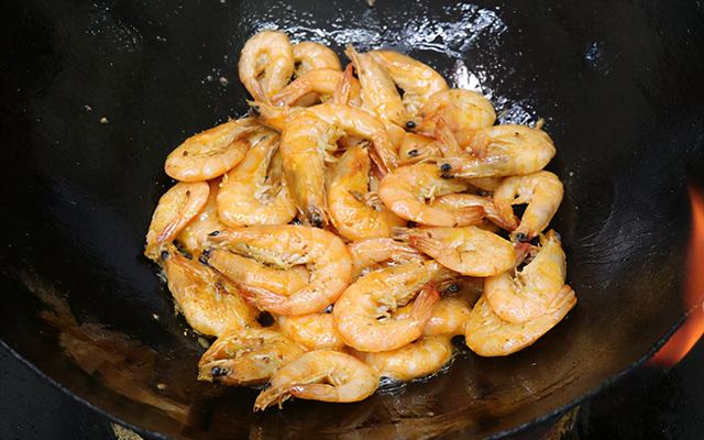 白灼大虾吃腻了，试试这道蒜香茄汁虾，酸甜适口，Q弹入味很好吃