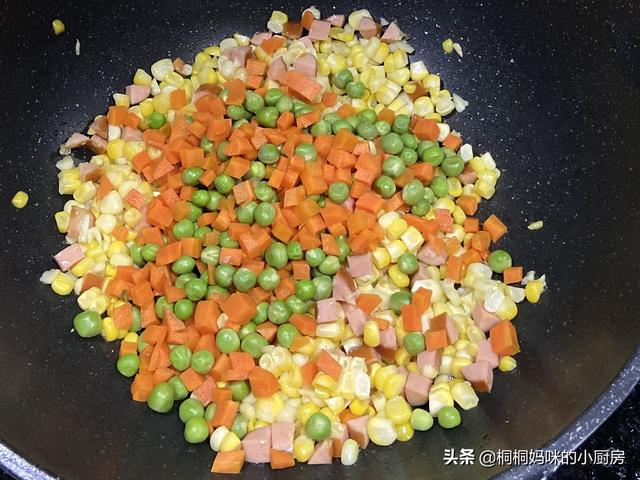 『超级宝妈』隔三差五给孩子做这道菜，补充维生素，营养更全面，简单吃胃口好