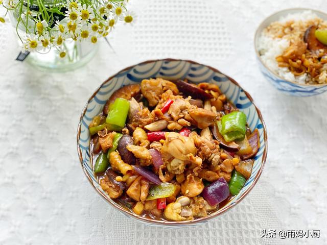 黄焖鸡正宗家常的做法，鸡肉鲜嫩又入味，配米饭汤汁不剩