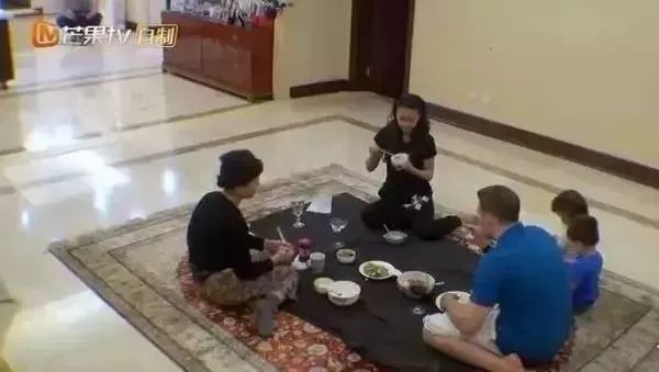 【暖先生格调】吴奇隆前妻的女儿惨遭退学，4岁竟连吃饭上厕所都不会：父母的过度保护，不是爱，是害！