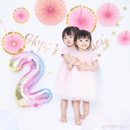 「9号放映厅」熊黛林夫妇为双胞胎女儿庆2岁生日 场面温馨