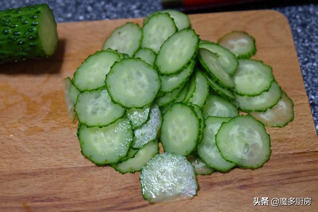 8个鸡蛋做了一盘菜，上桌就被抢，做法简单营养美味，和黄瓜最搭