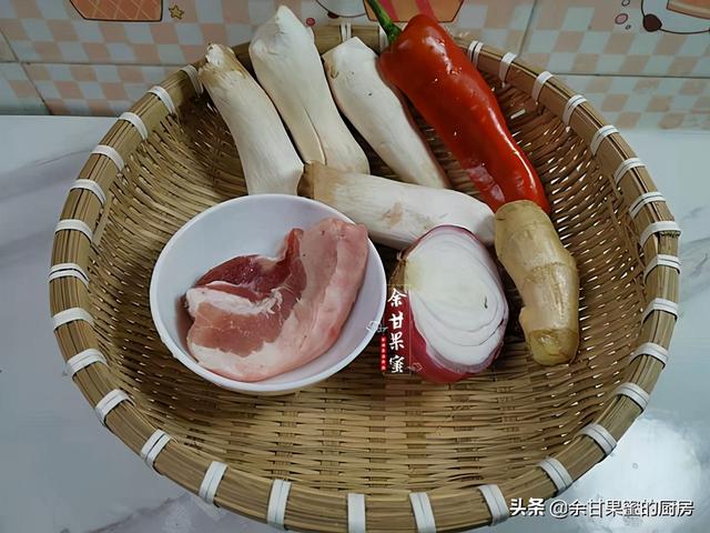 五花肉煸炒杏鲍菇，炒一炒就出锅，鲜香不腻又下饭