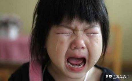 你的育儿经：女童为了娃娃机，狠踹妈妈，接下来爸爸的举动，让妈妈愣住了