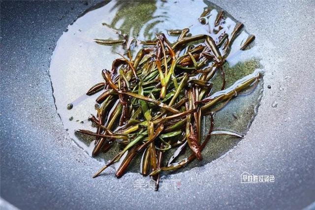 大葱鸡蛋这样炒，做法简单又家常，香嫩美味，是绝佳的下饭菜