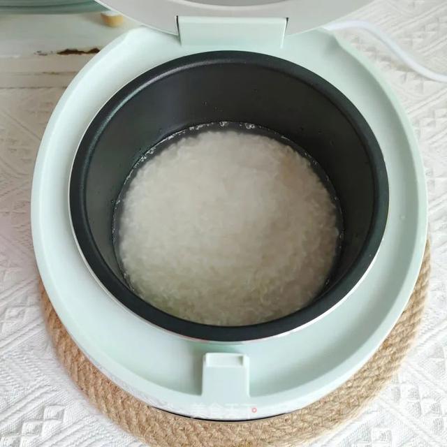 天冷了，自制一份香喷喷的煲仔饭！有菜有肉，越嚼越香