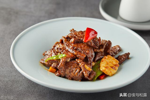 酱爆肉丁，香甜入味的家常菜，口感软嫩超下饭，佐酒下饭特美味