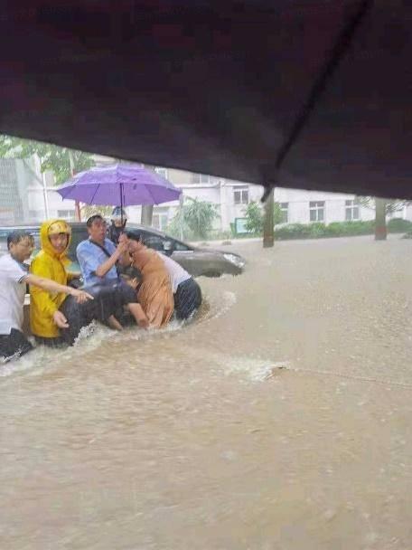 郑州暴雨中的"平凡英雄:三位骑手各获万元奖励