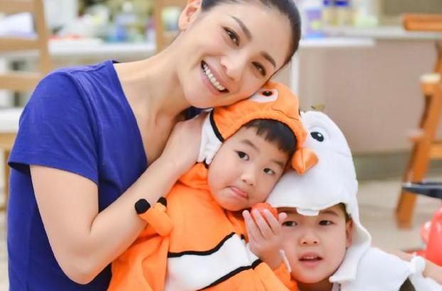 「你的育儿经」哥哥总是喜欢亲近妹妹，妈妈掀开妹妹的襁褓后，脸瞬间被吓白了
