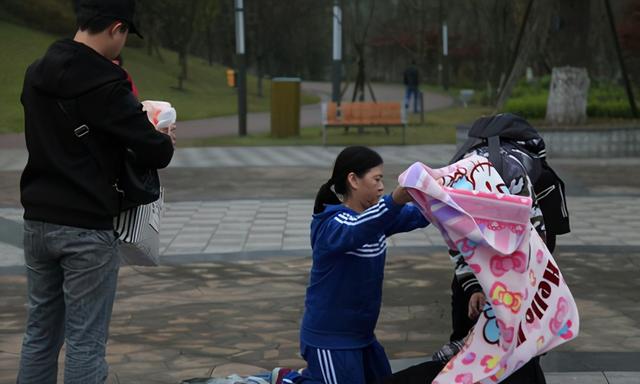 出生率降低，国家不仅鼓励生二胎，专家建议生三胎，年轻人：不生