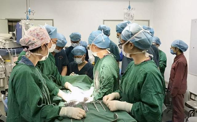 孕妇天天吃葡萄，说能生大眼睛宝宝，孩子一出生医生怒骂