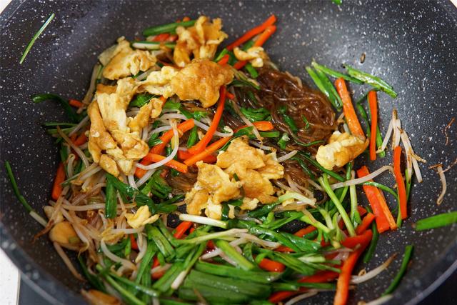 天冷了，用这5样炒一锅“合菜”，暖和下饭，不用放肉也香的很