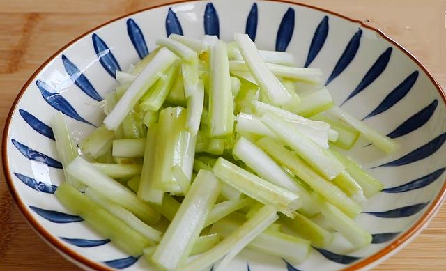 炒瘦肉有人放蛋清，有人放淀粉？大厨：都不对，难怪瘦肉又老又柴