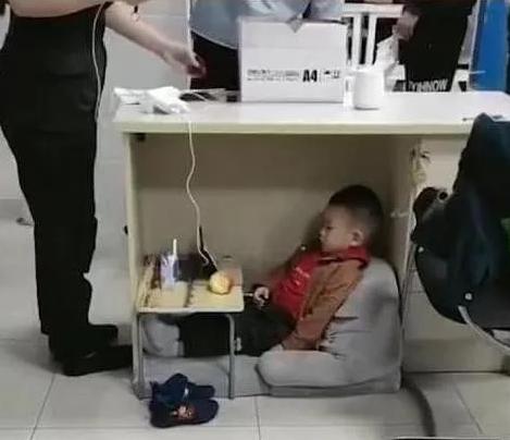 你的育儿经▲5岁男宝陪妈妈上班，不哭不闹超懂事，“丧偶式育儿”多可悲？