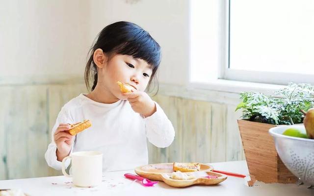 超级宝妈|宝妈用延迟满足训练孩子自控力，却起了反效果，到底错在哪里？